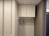 スタイリオ池上サウス 洗面台上の鏡付き収納と落ち着いた色合いの洗面脱衣室