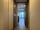 スタイリオ池上サウス 明るい照明に照らされた廊下から居室を眺めた様子