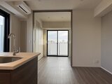 スタイリオ池上サウス キッチンからリビングダイニングを見た開放的な空間