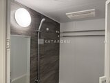 スタイリオ池上サウス 暗色タイルと白い円形照明が印象的なバスルーム