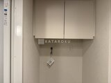 スタイリオ池上サウス 収納棚と洗濯機置き場を備えたユーティリティスペース
