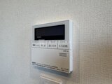 スタイリオ池上サウス 壁に設置されたモダンな給湯器のコントロールパネル