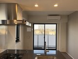 スタイリオ池上サウス モダンなキッチンから眺める開放的なバルコニー