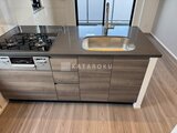 スタイリオ池上サウス ガスコンロと大型シンク付きのモダンなキッチンカウンター