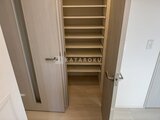 スタイリオ池上サウス 整理しやすい可動棚を備えた玄関の収納スペース