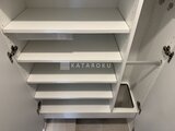 スタイリオ池上サウス 白い棚板がゆとりよく配置された清潔感のある収納スペース