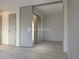 スタイリオ池上サウス 開放的な大型引戸で仕切られたモダンな居室空間