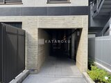 エクサム赤坂 落ち着いた色合いの煉瓦造りアプローチから建物入口へ続く通路