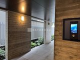 エクサム赤坂 木調パネルが落ち着いた印象のエントランスアプローチ