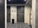 エクサム赤坂 コンクリート打ちっぱなしのモダンなエレベーターホール