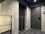 エクサム赤坂 モダンなコンクリート仕上げのエレベーターホール