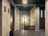 エクサム赤坂 コンクリート打ちっ放しの落ち着いた印象のエントランスホール