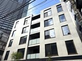 エクサム赤坂 白基調の落ち着いたファサードの建物外観