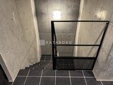 エクサム赤坂 コンクリート造の階段室と黒いスチール手すりの様子