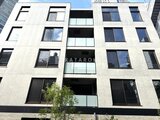 エクサム赤坂 白と黒のモダンな外観を持つ建物の立面図