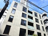 エクサム赤坂 前面道路から見たモダンな印象の建物外観