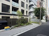 エクサム赤坂 緑を配した開放的なエントランスアプローチと建物外観