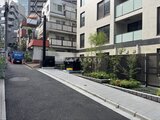 エクサム赤坂 緑を配した駐車場入口から見た建物外観