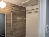 エクサム赤坂 木目調のアクセント壁が落ち着いた浴室の様子