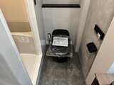 エクサム赤坂 新しいトイレ便器が設置されたコンパクトなトイレ空間