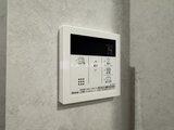 エクサム赤坂 白い壁に設置されたRinnaiの給湯器コントローラー