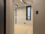 エクサム赤坂 モダンな照明と明るい床材が特徴のエントランスホール