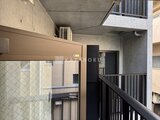 エクサム赤坂 バルコニーから見た建物奥行きと隣接する住戸の様子