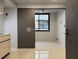 エクサム赤坂 明るい床材と大きな窓のあるリビング空間
