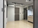 エクサム赤坂 リビングダイニングから見たキッチン付きの開放的な間取り