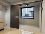 エクサム赤坂 開放的なリビングダイニングと引き戸で仕切られたベッドルーム