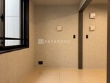 エクサム赤坂 窓からの採光が入る落ち着いた印象の洋室