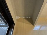 エクサム赤坂 明るい日差しが差し込むフローリングと白壁のシンプルな室内