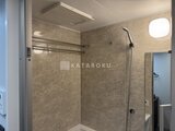 エクサム赤坂 落ち着いたベージュ系パネル張りのシャワーブース