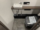 エクサム赤坂 トイレ空間に設置された手洗いカウンターと便器