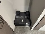 エクサム赤坂 トイレ床に設置された黒い踏み台の様子