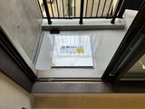 エクサム赤坂 開放的なバルコニーと洗濯機置き場の様子