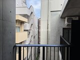 エクサム赤坂 バルコニーから見た隣接する建物群と青空