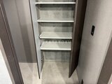 エクサム赤坂 複数段の棚板を備えたリビング収納スペース