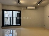 エクサム赤坂 バルコニーに面した明るいリビングダイニング空間