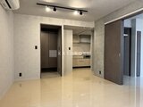 エクサム赤坂 モダンな壁面とグロス仕上げの床材が調和した