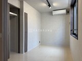 エクサム赤坂 クローゼットと窓を備えた明るい洋室