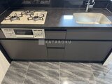 エクサム赤坂 ガスコンロとシンク付きの広めなキッチンカウンター