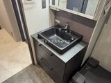 エクサム赤坂 黒を基調としたスタイリッシュな洗面台と鏡付きの洗面室