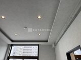 エクサム赤坂 埋め込み照明が配置された落ち着いたトーンの天井と窓からの採光