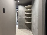 エクサム赤坂 モダンな壁面収納を備えた廊下スペース