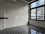 エクサム赤坂 大きな窓から採光が得られるモダンな洋室の空間