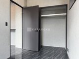 エクサム赤坂 モダンな黒枠ドア付きのゆとりのあるクローゼット空間
