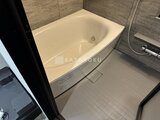 エクサム赤坂 浴槽と洗い場がゆとりを持つバスルーム