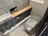 エクサム赤坂 木製カウンター付きの洗面台とウォシュレット付きトイレ