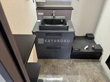 エクサム赤坂 黒を基調とした洗面台と収納スペースが備わった洗面室